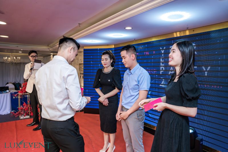 Tiệc Cuối Năm: Một Sự Kiện Quan Trọng để Gắn Kết và Tổng Kết