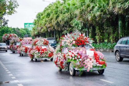 Màn Tỏ Tình Độc Đáo Của Ecopark: Mang Hoa Hồng Đến Mọi Người Trong Ngày Lễ Tình Yêu