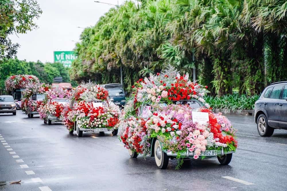  Màn Tỏ Tình Độc Đáo Của Ecopark: Mang Hoa Hồng Đến Mọi Người Trong Ngày Lễ Tình Yêu