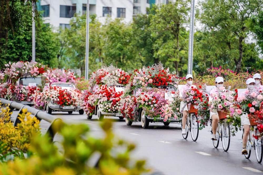  Màn Tỏ Tình Độc Đáo Của Ecopark: Mang Hoa Hồng Đến Mọi Người Trong Ngày Lễ Tình Yêu