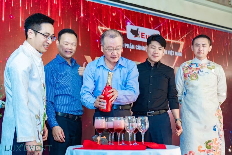  Tổ chức Tiệc Công ty Thành Công: Kế hoạch Chi Tiết