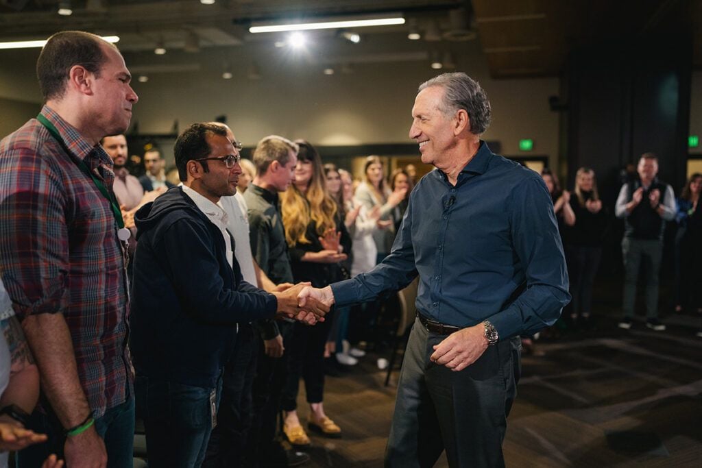  Hành trình kiến tạo đế chế cà phê Starbucks: Những bài học kinh doanh vô giá từ CEO Howard Schultz