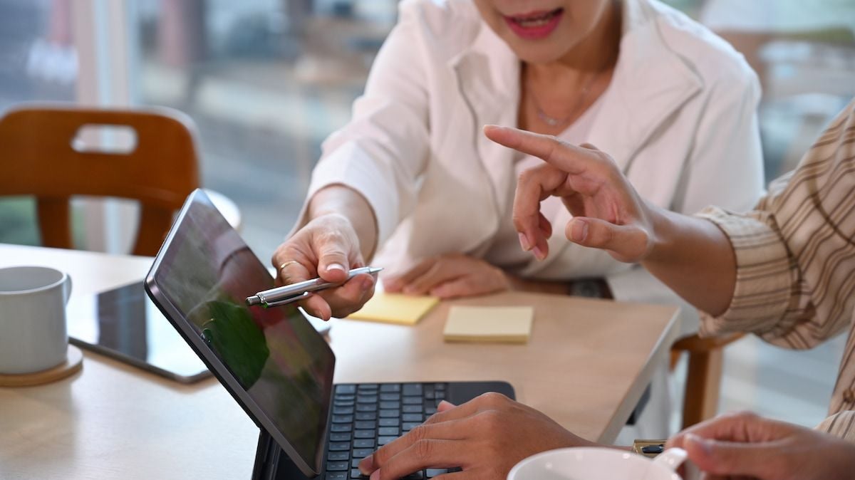  Giao tiếp hiệu quả trong đội nhóm: Những yếu tố cốt lõi và kỹ thuật thiết yếu