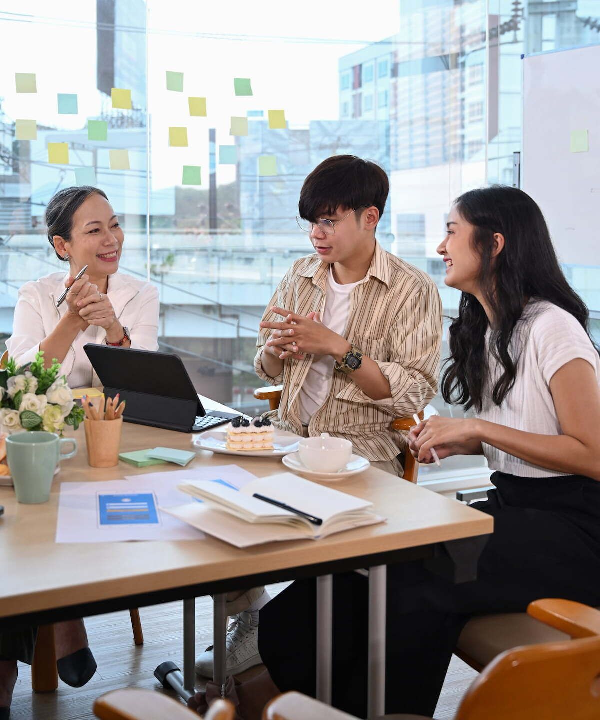  Giao tiếp hiệu quả trong đội nhóm: Những yếu tố cốt lõi và kỹ thuật thiết yếu