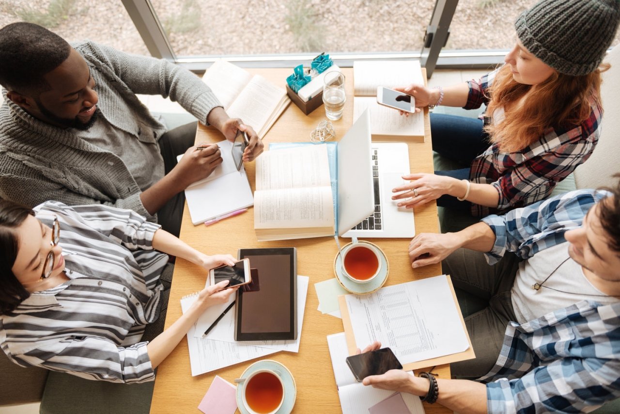 ##  Gen Z: Thế hệ bản địa số và sự thay đổi trong hành vi tiêu dùng 