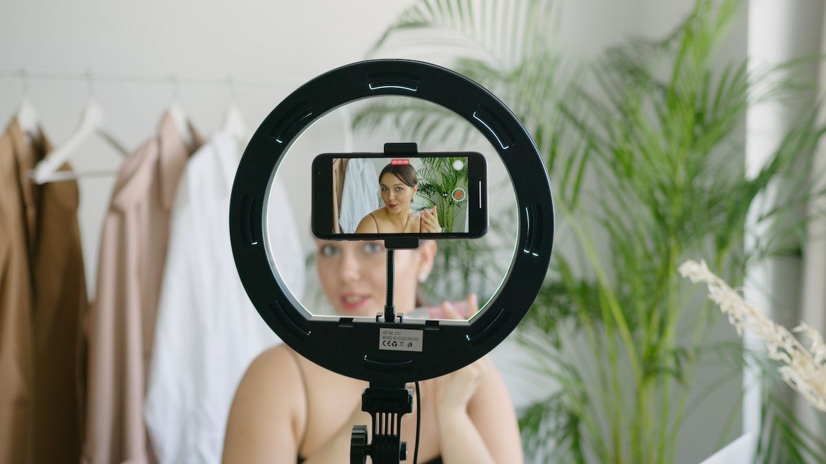              Sự Tiến Hóa của Mạng Xã Hội: Từ Earned Media đến Paid Media            